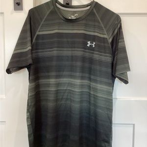 Under Armour size large tee. Good condition. In dark green.